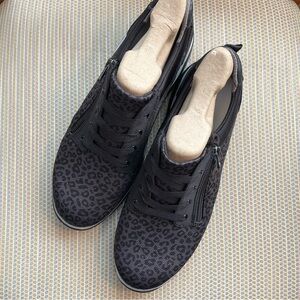 🆕Item Bzees Tennis Shoes